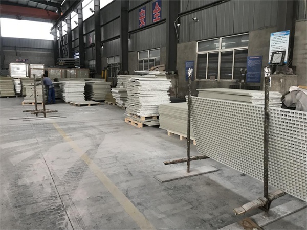 玻璃钢格栅生产车间及产品